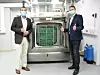 Installation des Reinigungssystems Superswash Twingo von PBT Works bei Axon Electronics: Stefan Theil, Vertriebsleiter von Factronix (l.) und Martin Mader, Inhaber von Axon Electronics (r.).