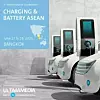 Reihe futuristischer Elektroautos an modernen Ladestationen vor Konferenzplakat zur Charging & Battery ASEAN 2025 in Bangkok. Diese findet an 16. und 17. Juli in Bangkok statt.