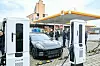 Neuer Rekord: 450 kW stellt die Ladestation (rechte Ladesäule) zur Verfügung, die zweite Ladestation (links) bringt es auf 175 kW.
