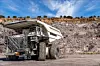 Platz 1: Liebherr T 264 – Megawattstunden für den autonomen Tagebau Der T 264 von Liebherr ist ein autonom fahrender Muldenkipper mit einem 3.200 kWh großen Akku – das entspricht 3,2 MWh. Das Ladeverfahren ist spektakulär: Eine seitliche Schiene liefert bis zu 6.000 kW (6 MW), womit das Fahrzeug innerhalb von 30 Minuten wieder einsatzbereit ist. Laut Video wirtschaftlich und klimafreundlich – ein Ausblick auf die Zukunft im Schwerlastbereich.