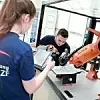 Die Software Robot Programming Suite von ArtiMinds Robotics kommt bei ZF Friedrichshafen zum Einsatz, um neue Roboteranwendungen vorab zu simulieren und Programmcode per Baukastenprinzip zu generieren, um diesen herstellerunabhängig auch für Roboteranwendungen an anderen Standorten zu nutzen.