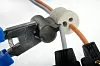 Mit der praktischen Spreizzange lassen sich die Kabel in die geschlitzten Dichteinsätze – hier eine Mehrfachversion – einlegen. Pflitsch