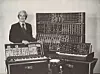 Robert Moog mit einigen seiner Synthesizer in den frühen 1970er Jahren